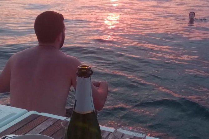 1h Refreshing Sailing Tour in Barcelona with Open Bar & Snacks - Choosing the best time for your hour