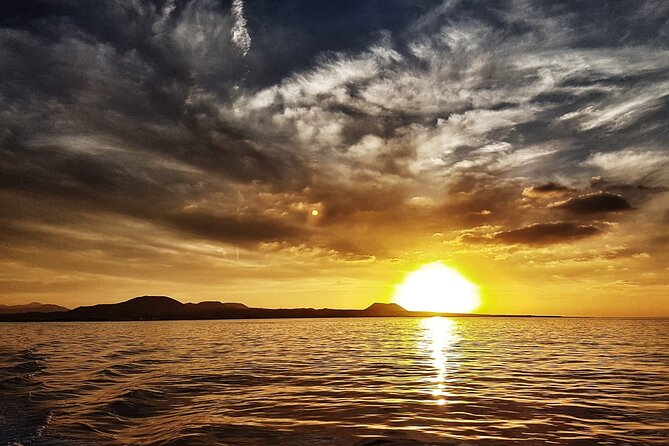 2hrs Dolphins Sunset Sailing Cruise With Drink - Food and drinks: generous for some, light for others
