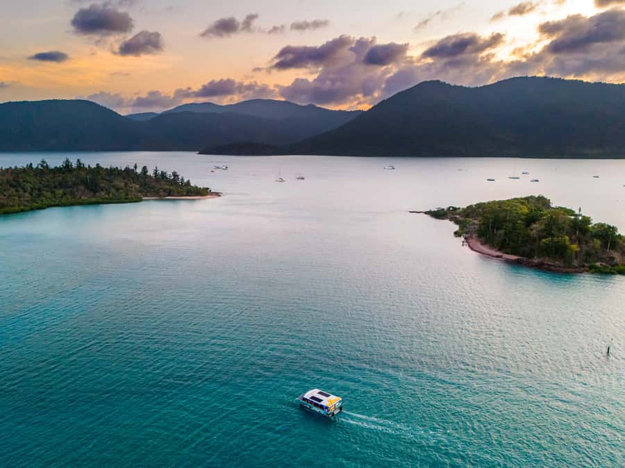 Airlie Beach: Bottoms Up Sunset Cruise with Drink - Watching the Whitsundays change color