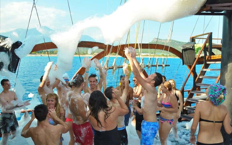 Alanya: Luxury Mega Pirate Boat W/ Lunch, Drinks & Transfer - Setting out from Alanya harbor