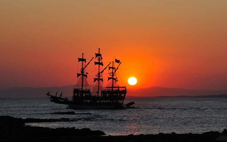 Alanya: Luxury Mega Pirate Boat W/ Lunch, Drinks & Transfer - The swim stop in clear Mediterranean water