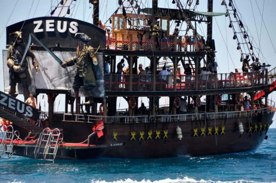 Alanya: Luxury Mega Pirate Boat W/ Lunch, Drinks & Transfer - Cruising past Alanya Castle and the Red Tower