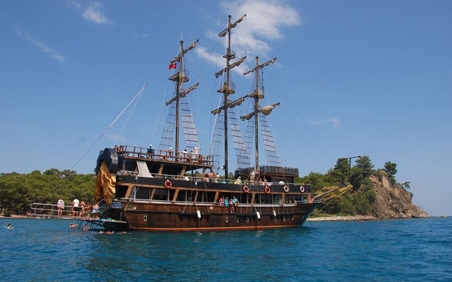 Alanya: Pirate Boat Tour with Unlimited Soft Drinks & Lunch - Three sea caves below the castle