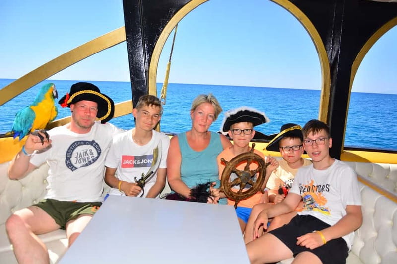 Alanya: Pirate Boat Trip with Meal, Drinks and Pickup Option - Smoking and comfort on a busy boat