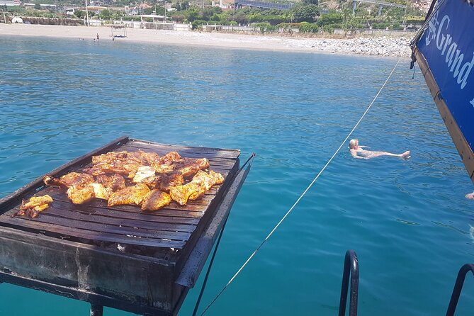 Alanya Relaxing Boat Tour with Lunch, Soft Drinks & Transfer - Sailing the Alanya coast from the water