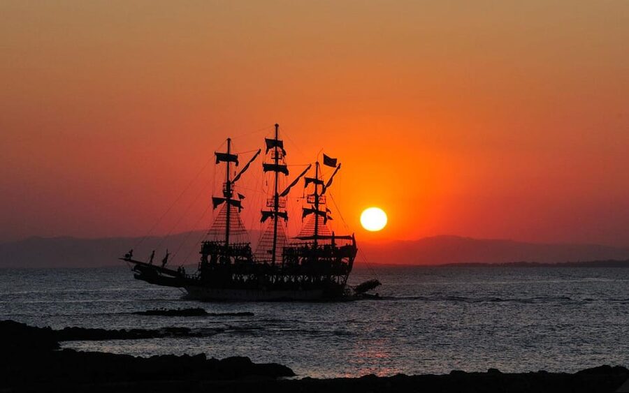 Alanya: Sunset Boat Includes Soft Drinks And Dinner - Entertainment and the foam party