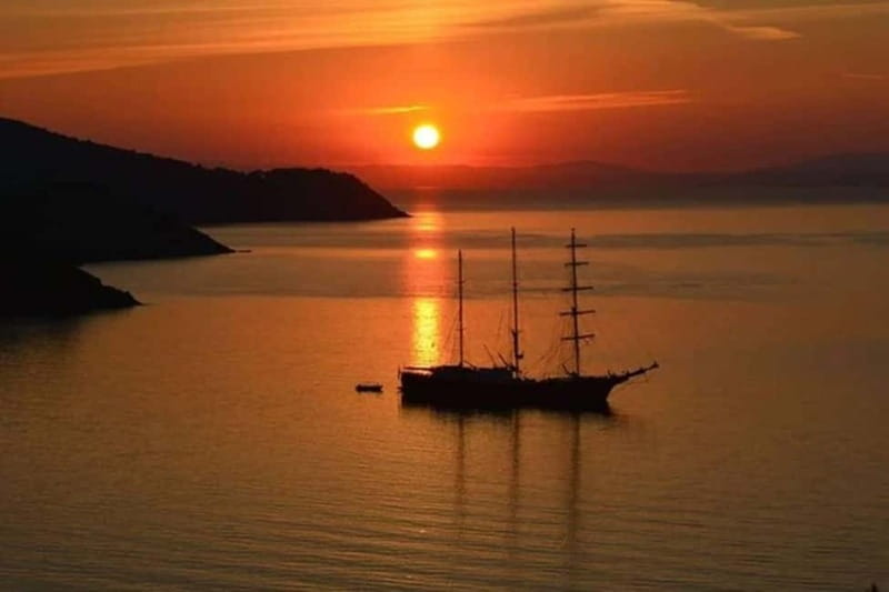 Alanya: Sunset Party Boat w/ Dinner & Unlimited Drinks - Seeing Alanya’s fortress and Red Tower from the sea