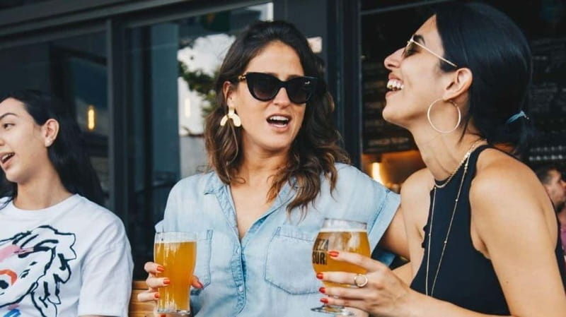 Albufeira: 5 Bars and 1 Nightclub Pub Crawl with Free Shots - Starting the night at Reno’s Bar