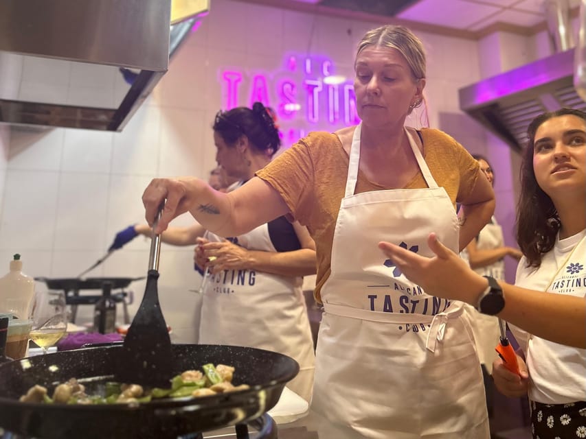 Alicante Paella Cooking Class, Tapas, Drinks and Market - How the guides shape the experience