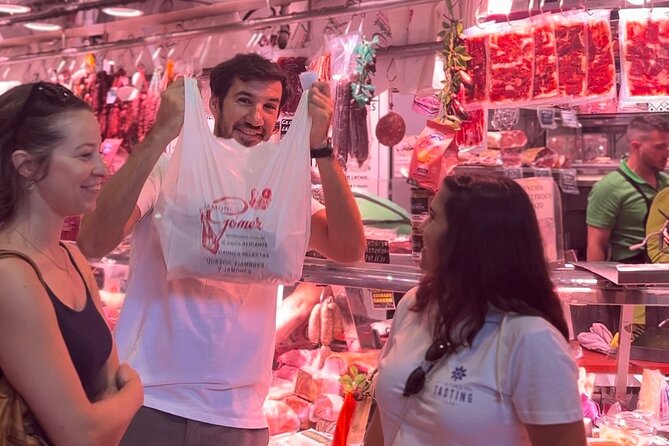 Alicante Paella Cooking Class, Tapas, Drinks and Marketplace - What makes the guides important