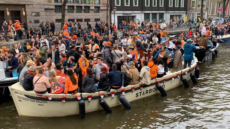 Amsterdam: 3 Hour Kings Day Boat Party with Unlimited Drinks - The three-hour canal party