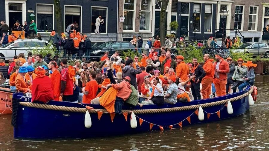 Amsterdam: 3 Hour Kings Day Boat Party with Unlimited Drinks - What the open bar includes