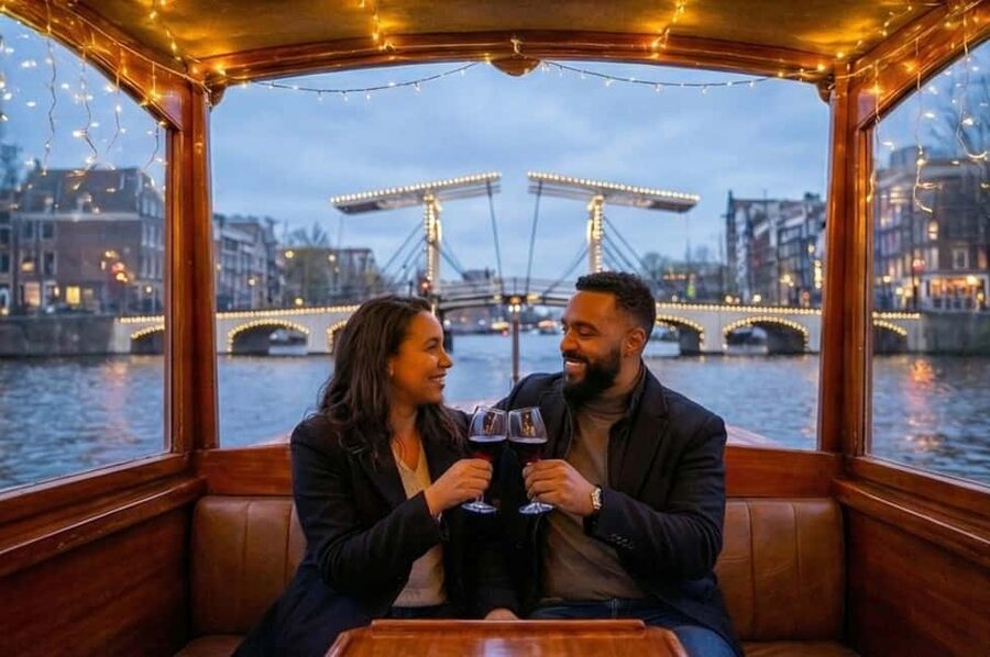 Amsterdam: 90 min Cruise with Local Guide & Unlimited Drinks - Herengracht and the Golden Bend