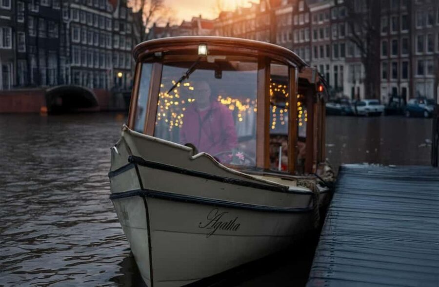 Amsterdam: 90 min Cruise with Local Guide & Unlimited Drinks - Theater, bridges, and the Amstel