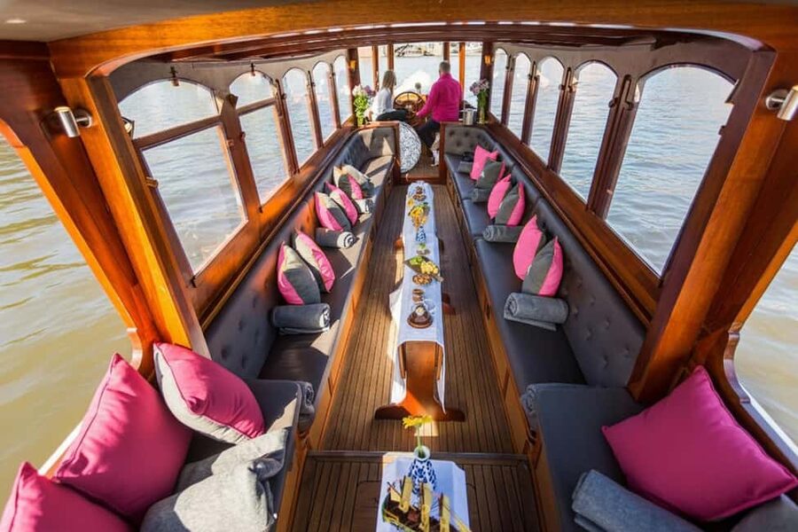 Amsterdam: 90 min Cruise with Local Guide & Unlimited Drinks - What the all-inclusive package actually adds