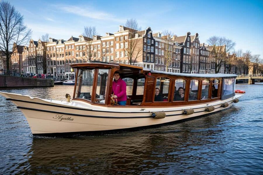 Amsterdam: 90 min Cruise with Local Guide & Unlimited Drinks - From the Maritime Museum to Waterlooplein