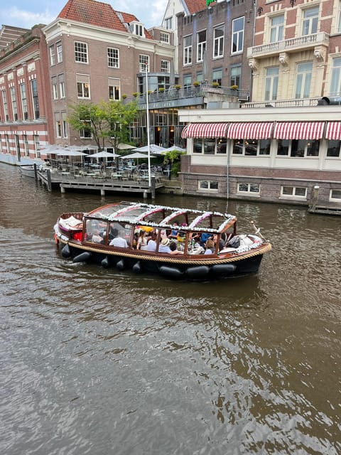 Amsterdam: Boat Tour with Optional Unlimited Drinks - Montelbaanstoren, De Sluyswacht, and the eastern canals