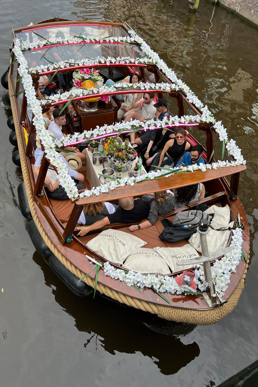 Amsterdam: Boat Tour with Optional Unlimited Drinks - The guides make the short route work