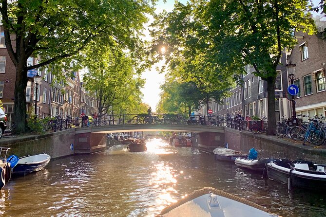 Amsterdam Canal Cruise with German Guide and unlimited drinks - The love bridge and the best photo moments