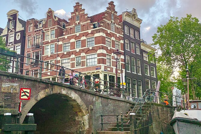 Amsterdam Canal Cruise with German Guide and unlimited drinks - Botanical gardens and a rainy-day tip