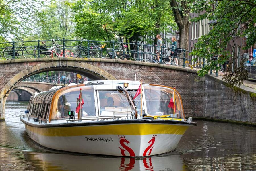 Amsterdam: City Centre Canal Cruise & Free Flower Cocktail - Seeing Amsterdam from its oldest streets