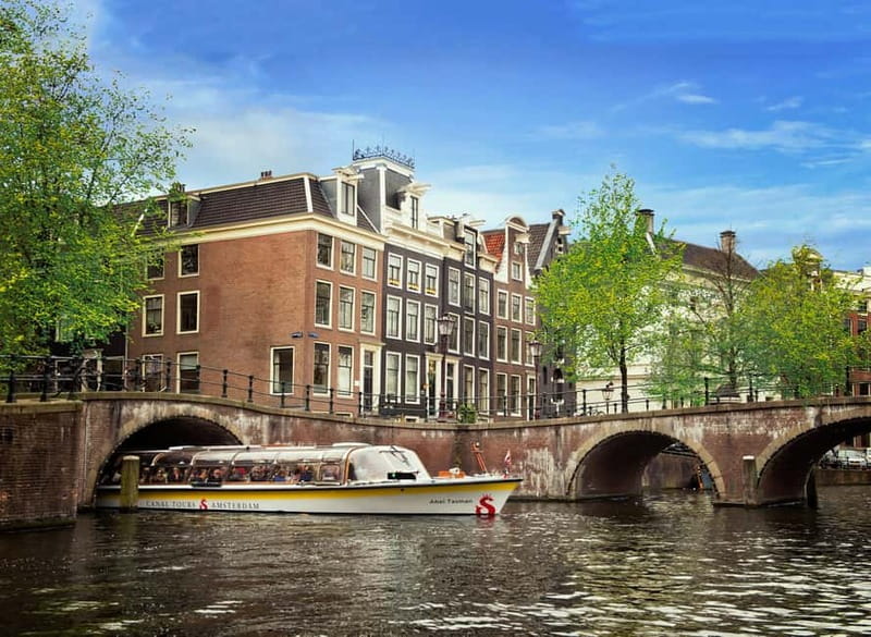 Amsterdam: City Centre Canal Cruise & Free Flower Cocktail - Should you book it?