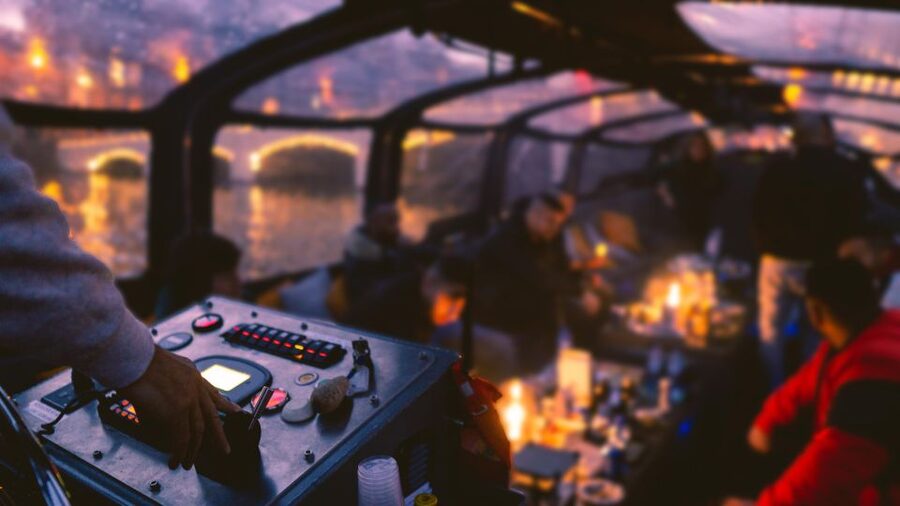 Amsterdam: Covered Canal Booze Cruise with Unlimited Drinks - A lively hour on Amsterdam’s water