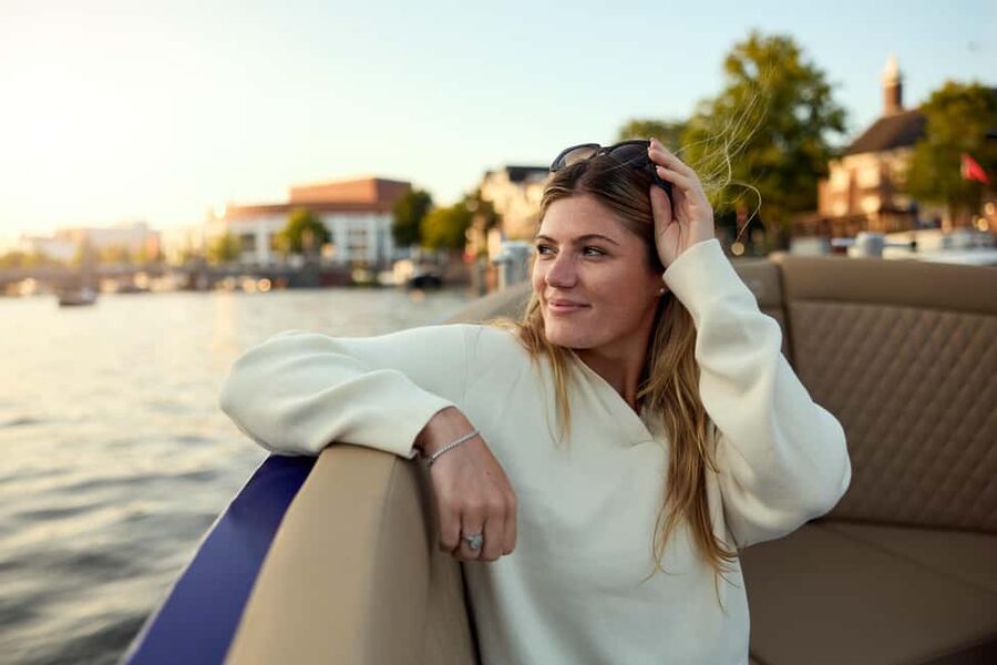 Amsterdam: Cozy Evening Canal Cruise With Open Bar Option - What makes this canal cruise worth your hour