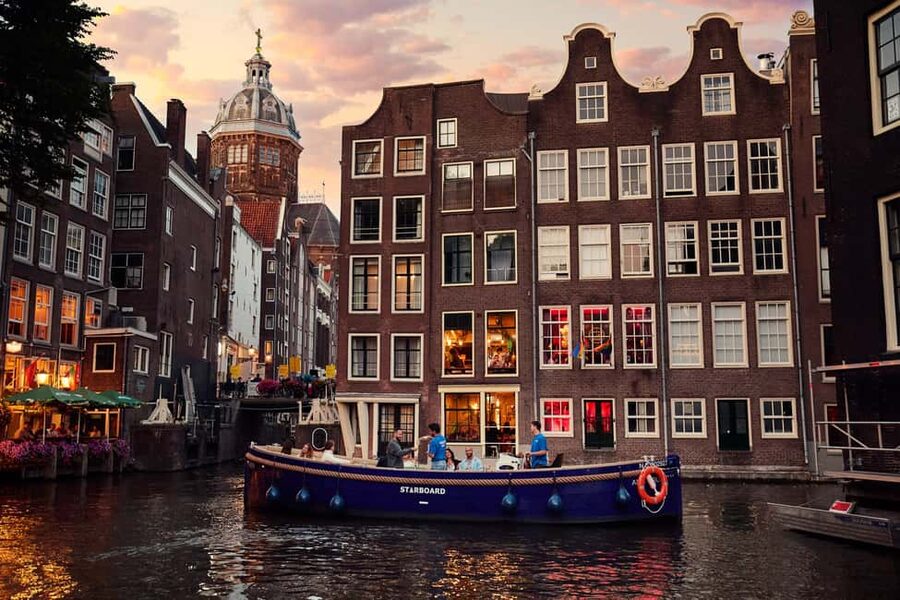 Amsterdam: Cozy Evening Canal Cruise With Open Bar Option - Red Light District to Sea Palace and NEMO