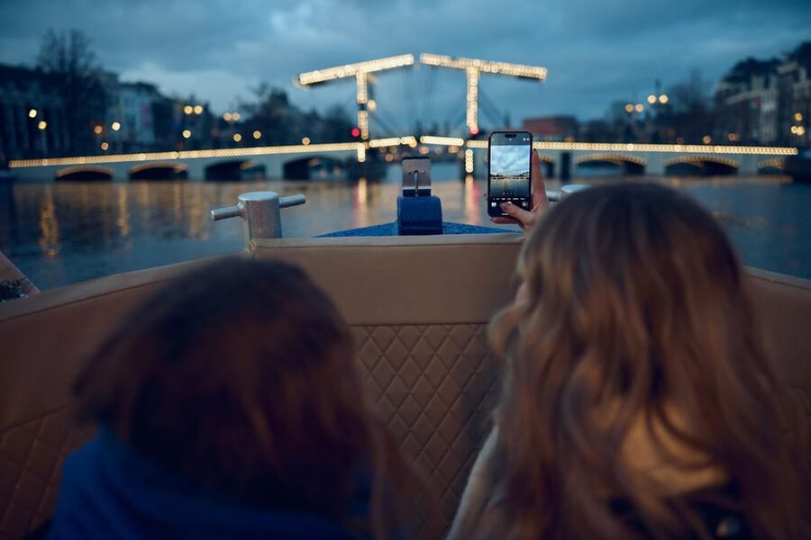 Amsterdam: Cozy Evening Canal Cruise With Open Bar Option - Herengracht, the Golden Bend, and the Nine Streets