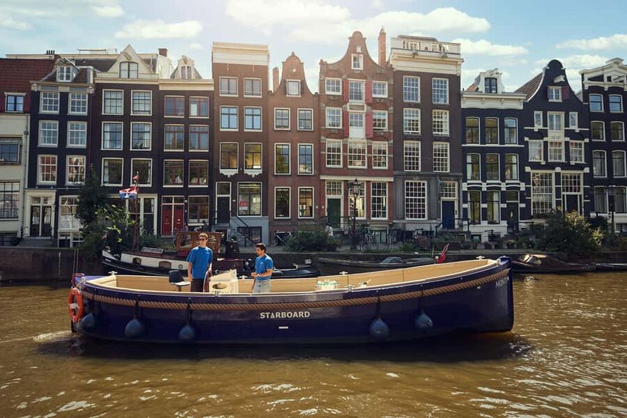 Amsterdam: Cozy Evening Canal Cruise With Open Bar Option - How long one hour feels on the water