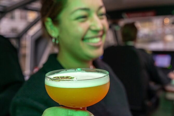 Amsterdam Evening Cocktail Cruise with snacks - Commentary is a bonus, not the main event