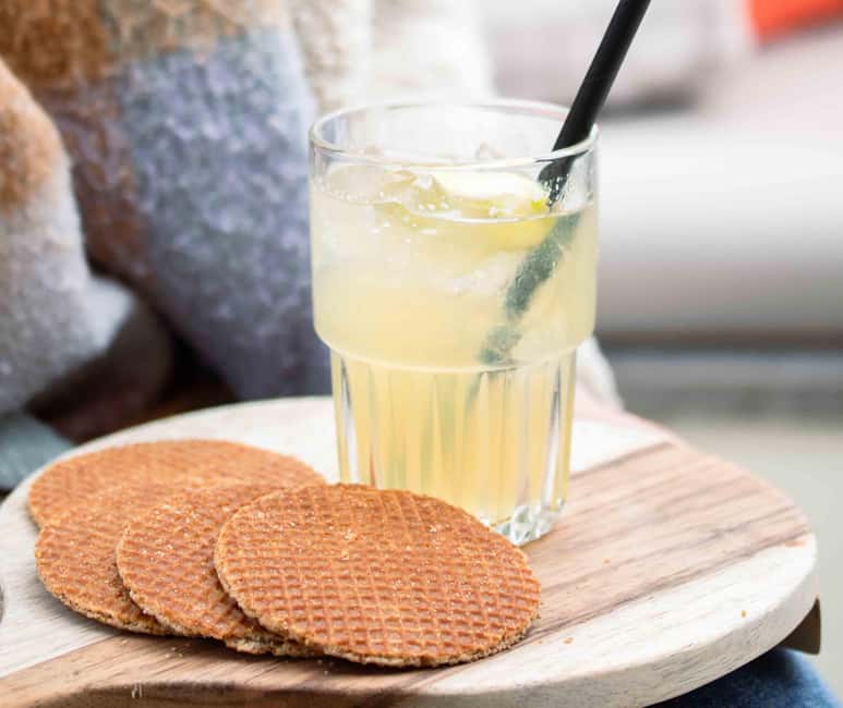 Amsterdam: Evening Lights Cruise incl. Cocktail & Waffle - Starting beside Dam Square at Oudezijds Voorburgwal 230