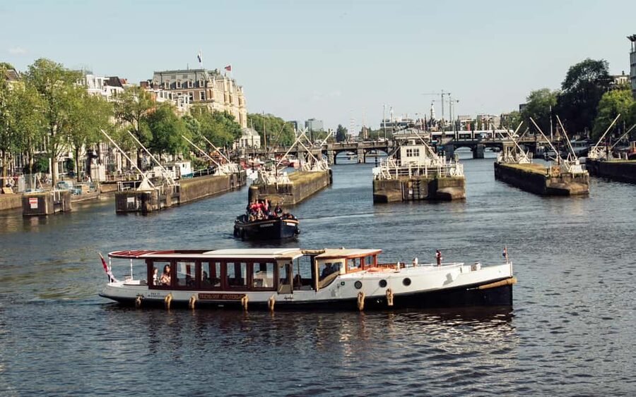 Amsterdam: Evening Lights Cruise incl. Cocktail & Waffle - Cruising past glowing bridges and canal houses
