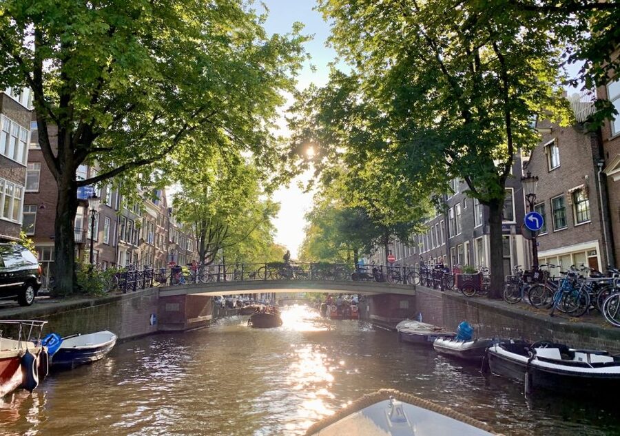 Amsterdam: German Canal Cruise with Unlimited Drinks Option - Muntplein, the Jewish Quarter, and the return