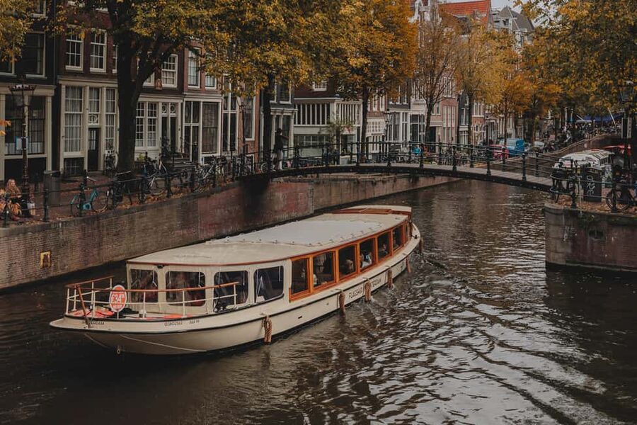 Amsterdam: Heated Canal Cruise with Unlimited Drinks & Bite - Seating, comfort, and the social mood