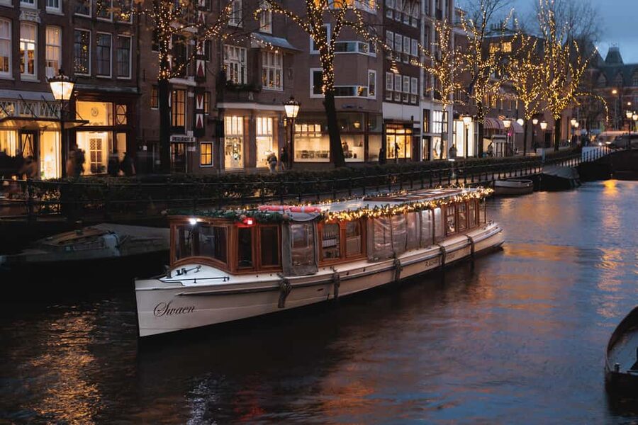 Amsterdam: Heated Canal Cruise with Unlimited Drinks & Bite - What you see during the 1 to 1.5 hour route