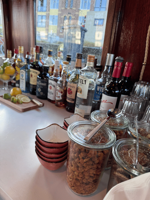 Amsterdam: Historic Boat Cruise with open bar and nibbles - The open bar changes the feel of the cruise