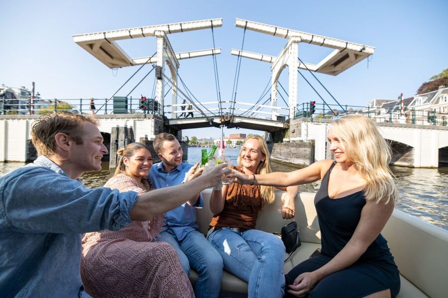 Amsterdam: Historic Boat Cruise with open bar and nibbles - What the guide adds to the route