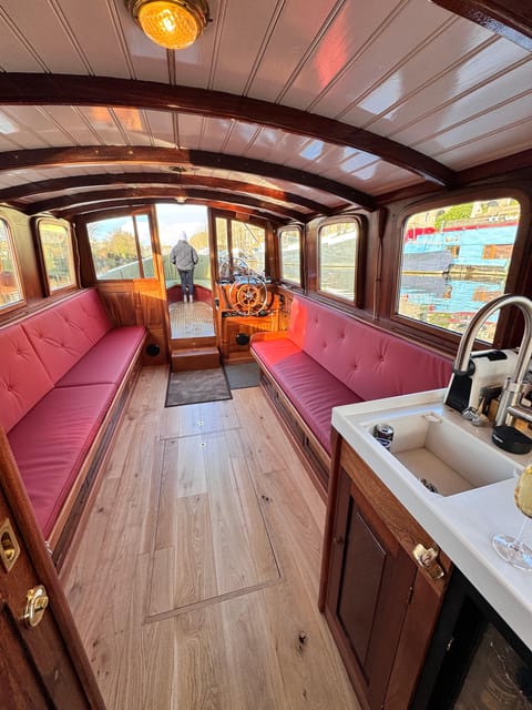 Amsterdam: Historic Boat Cruise with open bar and nibbles - Who will get the most from this cruise