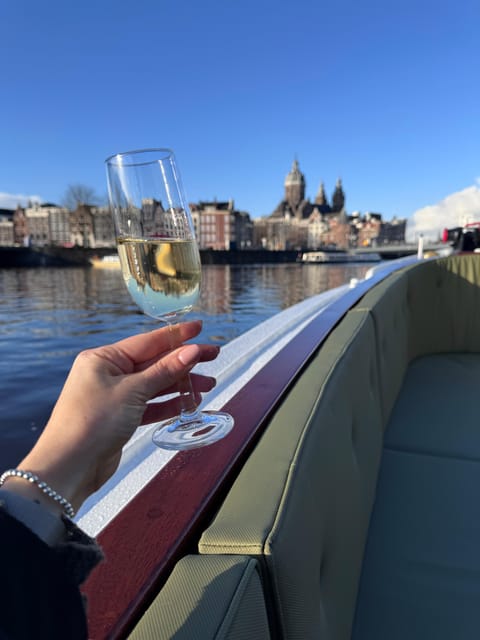 Amsterdam: Historic Boat Cruise with open bar and nibbles - Captain Bow brings an Amsterdam point of view