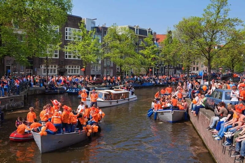 Amsterdam: Kings Day Boat Party with Unlimited Drinks - Finding Stationsplein 40 without a wrong turn