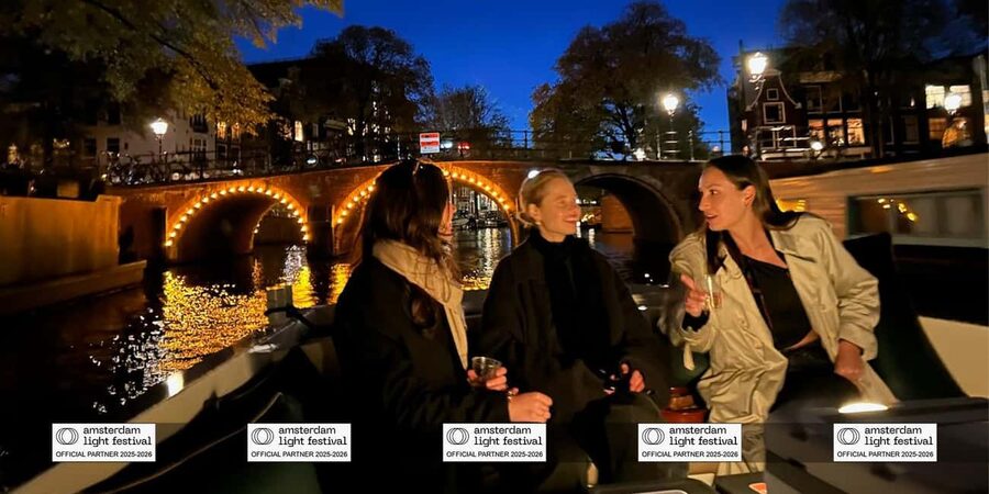 Amsterdam: Light Festival Boat+Unlimit.Drinks & Snack Option - From NEMO to the first canal views