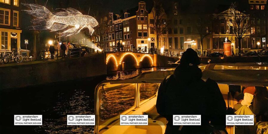 Amsterdam: Light Festival Boat+Unlimit.Drinks & Snack Option - The Skinny Bridge and the Amstel River