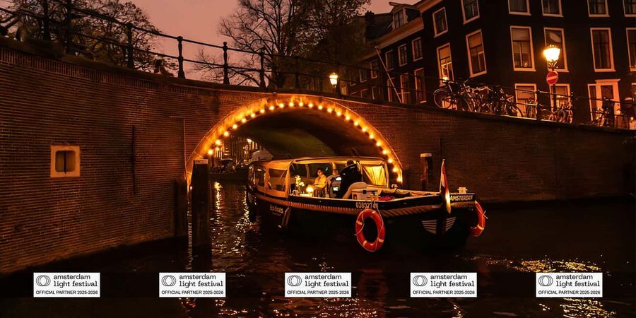 Amsterdam: Light Festival Boat+Unlimit.Drinks & Snack Option - Herengracht and the Canal Belt