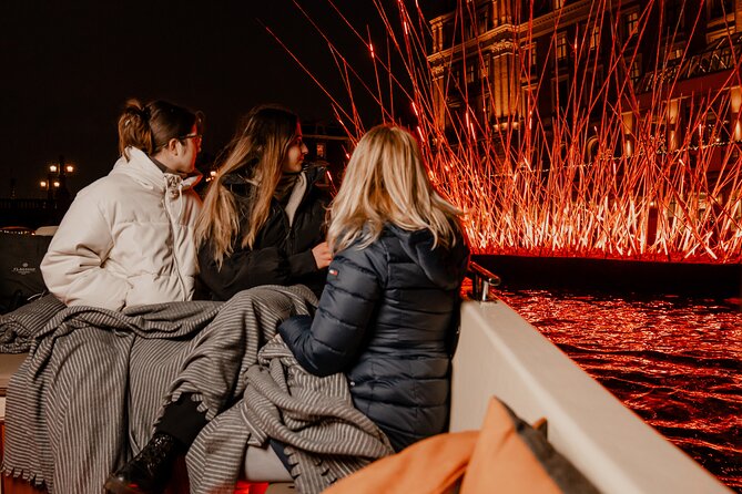 Amsterdam Light Festival: Canal Cruise + Bite & Unlimited Drinks - Open boat or covered boat