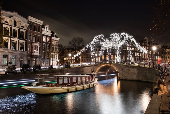 Amsterdam Light Festival: Canal Cruise + Snack & Unlimited Drinks - How good is the guiding?