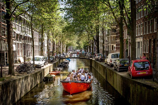 Amsterdam Light Festival: Saloon Boat Cruise + Hot Drinks & Bite - Live guides, stories, and sound quality
