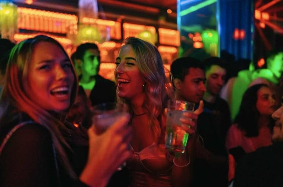 Amsterdam: Ludwig's Red Light Pub Crawl with VIP Club Entry - The Red Light District as a backdrop