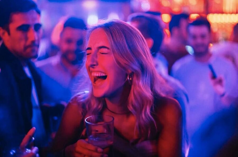 Amsterdam: Ludwig's Red Light Pub Crawl with VIP Club Entry - What happens at the five bar stops